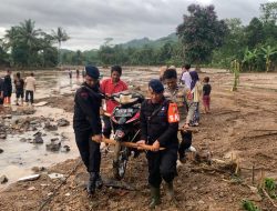 Tim SAR Sat Brimob Polda Jabar Evakuasi dan Lakukan Penanggulangan Banjir Bandang di wilayah Sagaranten Kabupaten Sukabumi