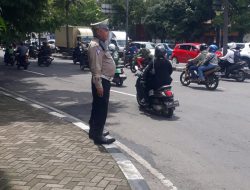Wujudkan Kamseltibcarlantas Personel Polsek Bojongloa Kaler Lakukan Pengaturan arus lalulintas