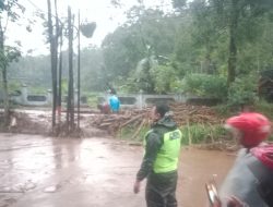 Polres Garut Bersihkan Lumpur Bekas Banjir