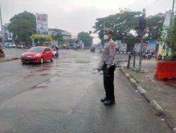 Wujudkan Kamseltibcarlantas Personel Polsek Bojongloa Kaler Lakukan Pengaturan arus lalulintas