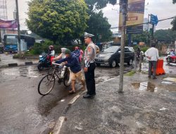 Wujudkan Kamseltibcarlantas Personel Polsek Bojongloa Kaler Lakukan Pengaturan arus lalulintas