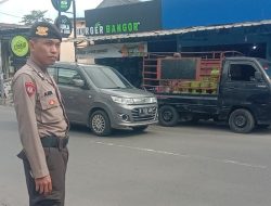 Antisipasi macet siang hari, jajaran Polsek Rancasari melakukan pengaturan arus lalin