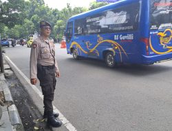 Demi kenyamanan berkendara Unit Samapta Polsek Lengkong laksanakan pelayanan masyarakat dan pengaturan arus lalu lintas Siang