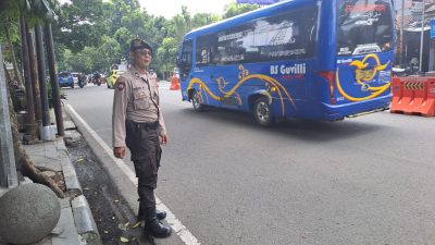 Demi kenyamanan berkendara Unit Samapta Polsek Lengkong laksanakan pelayanan masyarakat dan pengaturan arus lalu lintas Siang