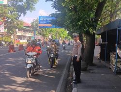 Wujudkan Kamseltibcarlantas siang, Unit Lantas Polsek Lengkong Gelar Pengaturan Lalu lintas