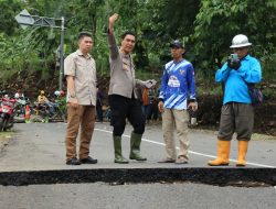 Dit Polairud Polda Jabar dan Polres Sukabumi bersama masyarat Bangun Jembatan Darurat untuk Warga Sangrawayang dan Girimukti
