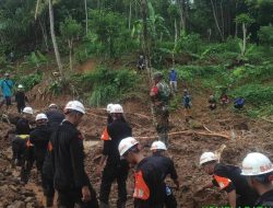 Tim SAR Sat Brimob Polda Jabar Cepat Tanggap dalam Menanggulangi Banjir dan Longsor di Sukabumi