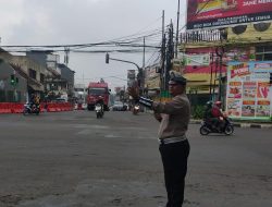 Unit Lantas Polsek Kiaracondong Polrestabes Bandung Laksanakan Pengawasan dan Pengaturan Lalulintas di Pagi Hari