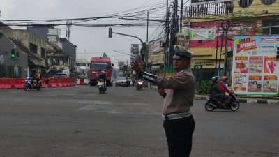 Unit Lantas Polsek Kiaracondong Polrestabes Bandung Laksanakan Pengawasan dan Pengaturan Lalulintas di Pagi Hari