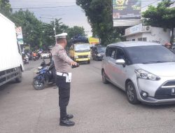 Unit Lantas Polsek Kiaracondong Polrestabes Bandung Laksanakan Pengawasan dan Pengaturan Lalulintas di Siang Hari