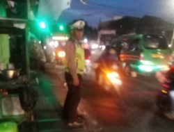 Unit Lantas Polsek Kiaracondong Polrestabes Bandung Laksanakan Pengawasan dan Pengaturan Lalulintas di Malam Hari