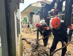 Pasca Banjir, Pasukan Sat Brimob Polda Jabar Gerak Cepat Bersih – Bersih Sisa Lumpur