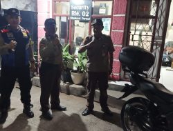 Bhabinkamtibmas Aipda Dodi Daryatna kontrol piket Satpam Perumahan Cibaduyut Permai