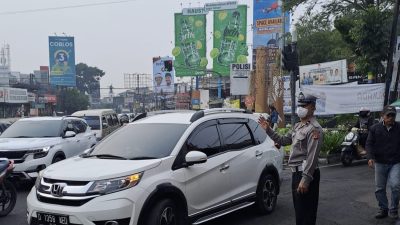 Jajaran Unit Lalulintas Polsek Sukasari Lakukan Giat Pengaturan Arus Lalulintas Pagi Hari