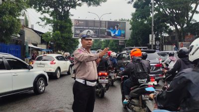 Berikan Pelayanan Senin Pagi, Personil lantas Polsek Bandung Kidul Gelar Pengaturan lalu lintas