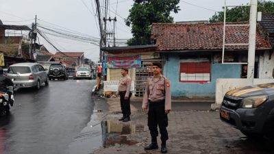 Personil Unit lantas dan Unit Samapta Polsek Cinambo melaksanakan kegiatan rutin pelayanan masyarakat berupa pengaturan lalulintas Pagi hari