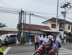Berikan Rasa Aman, Polsek Kadungora Gatur Lalin Pagi