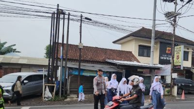 Berikan Rasa Aman, Polsek Kadungora Gatur Lalin Pagi