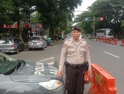 Personil Unit lantas dan Unit Samapta Polsek Bandung Wetan melaksanakan kegiatan rutin pelayanan masyarakat berupa pengaturan lalulintas Siang hari