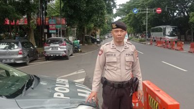 Personil Unit lantas dan Unit Samapta Polsek Bandung Wetan melaksanakan kegiatan rutin pelayanan masyarakat berupa pengaturan lalulintas Siang hari