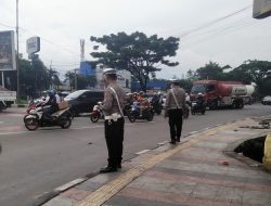 Personil Unit lantas dan Unit Samapta Polsek Cinambo melaksanakan kegiatan rutin pelayanan masyarakat berupa pengaturan lalulintas Siang hari