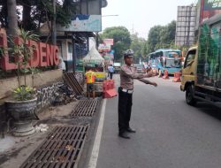 Jajaran Unit Lalulintas Polsek Sukasari Lakukan Giat Pengaturan Arus Lalulintas Siang Hari