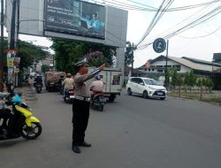 Pastikan Arus Lalulintas Lancar, Unit Lantas Polsek Babakan Ciparay Laksanakan Pengaturan Arus Lalulintas.
