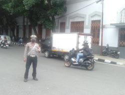 Personil Unit lantas Polsek Sumur Bandung melaksanakan kegiatan rutin pelayanan masyarakat berupa pengaturan lalulintas Sore hari