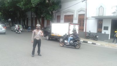 Personil Unit lantas Polsek Sumur Bandung melaksanakan kegiatan rutin pelayanan masyarakat berupa pengaturan lalulintas Sore hari