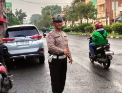 Wujudkan Kamseltibcarlantas Personel Polsek Bojongloa Kaler Lakukan Pengaturan arus lalulintas