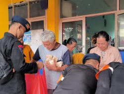 Tim SAR Sat Brimob Polda Jabar Berikan Sarapan untuk Warga Pengungsi Terdampak Bencana Alam