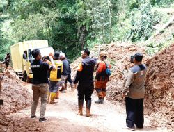 Sat Brimob Polda Jabar Laksanakan Pembersihan Material Longsor di Jalan Kampung Cisarua