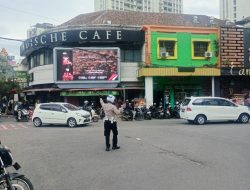 Personil Unit lantas Polsek Sumur Bandung melaksanakan kegiatan rutin pelayanan masyarakat berupa pengaturan lalulintas Sore hari