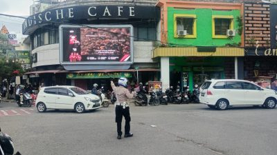 Personil Unit lantas Polsek Sumur Bandung melaksanakan kegiatan rutin pelayanan masyarakat berupa pengaturan lalulintas Sore hari