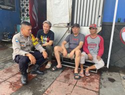 Bhabinkamtibmas Polsek Bojongloa kidul patroli dialogis di wilayah RT 04, Jalan Kopo Citarip