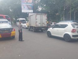 Personil QR Samapta Polsek Sukajadi Polrestabes Bandung Melaksanakan Kegiatan Yanmas Sore Pengaturan Lalu Lintas