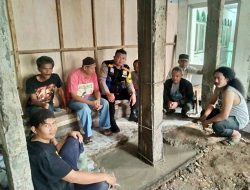 Personil Unit lantas Polsek Sumur Bandung melaksanakan kegiatan rutin pelayanan masyarakat berupa pengaturan lalulintas Sore hari