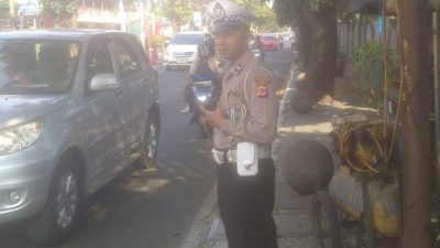 Demi kenyamanan berkendara Unit Lantas Polsek Lengkong laksanakan pelayanan masyarakat dan pengaturan arus lalu lintas Sore