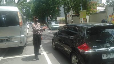Demi kenyamanan berkendara Unit Samapta Polsek Lengkong laksanakan pelayanan masyarakat dan pengaturan arus lalu lintas Siang