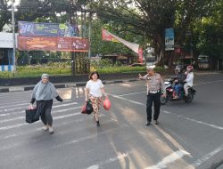 Polantas Polsek Sukajadi Polrestabes Bandung Gelar Gatur Sore, Bantu Masyarkat Menyebrang Jalan