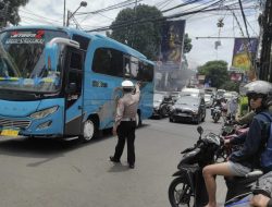 Jajaran Unit Lalulintas Polsek Sukasari Lakukan Giat Pengaturan Arus Lalulintas Siang Hari
