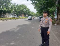 Demi kenyamanan berkendara Unit Samapta Polsek Lengkong laksanakan pelayanan masyarakat dan pengaturan arus lalu lintas Siang