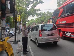 Demi kenyamanan berkendara Unit Lantas Polsek Lengkong laksanakan pelayanan masyarakat dan pengaturan arus lalu lintas