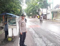 Bhabinkamtibmas Polsek Lengkong berikan Pelayanan Masyarakat Zona Sekolah Wilkum Polsek Lengkong