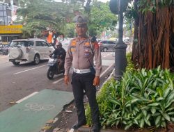 Personil Unit lantas dan Unit Samapta Polsek Bandung Wetan melaksanakan kegiatan rutin pelayanan masyarakat berupa pengaturan lalulintas Siang hari