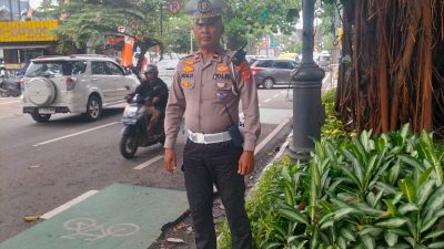 Personil Unit lantas dan Unit Samapta Polsek Bandung Wetan melaksanakan kegiatan rutin pelayanan masyarakat berupa pengaturan lalulintas Siang hari
