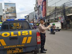 Personel QR Unit Samapta Polsek Andir Lakukan Pengaturan dan Pemantauan Arus Lalulintas di Beberapa Titik Rawan Macet Sore Hari