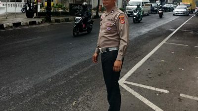 Personel Unit Lantas Polsek Andir Lakukan Pengaturan dan Pemantauan Arus Lalulintas di Beberapa Titik Rawan Macet Siang Hari
