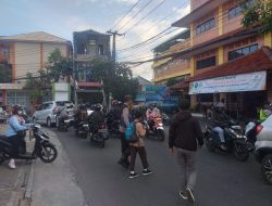 Personil Unit Binmas Polsek Arcamanik Lakukan Giat Pengaturan Arus Lalulintas pagi Hari