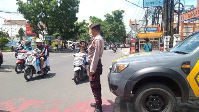 Antisipasi Kemacetan siang Personil Samapta Polsek Ujungberung Melaksanakan Pengaturan Arus Lalin